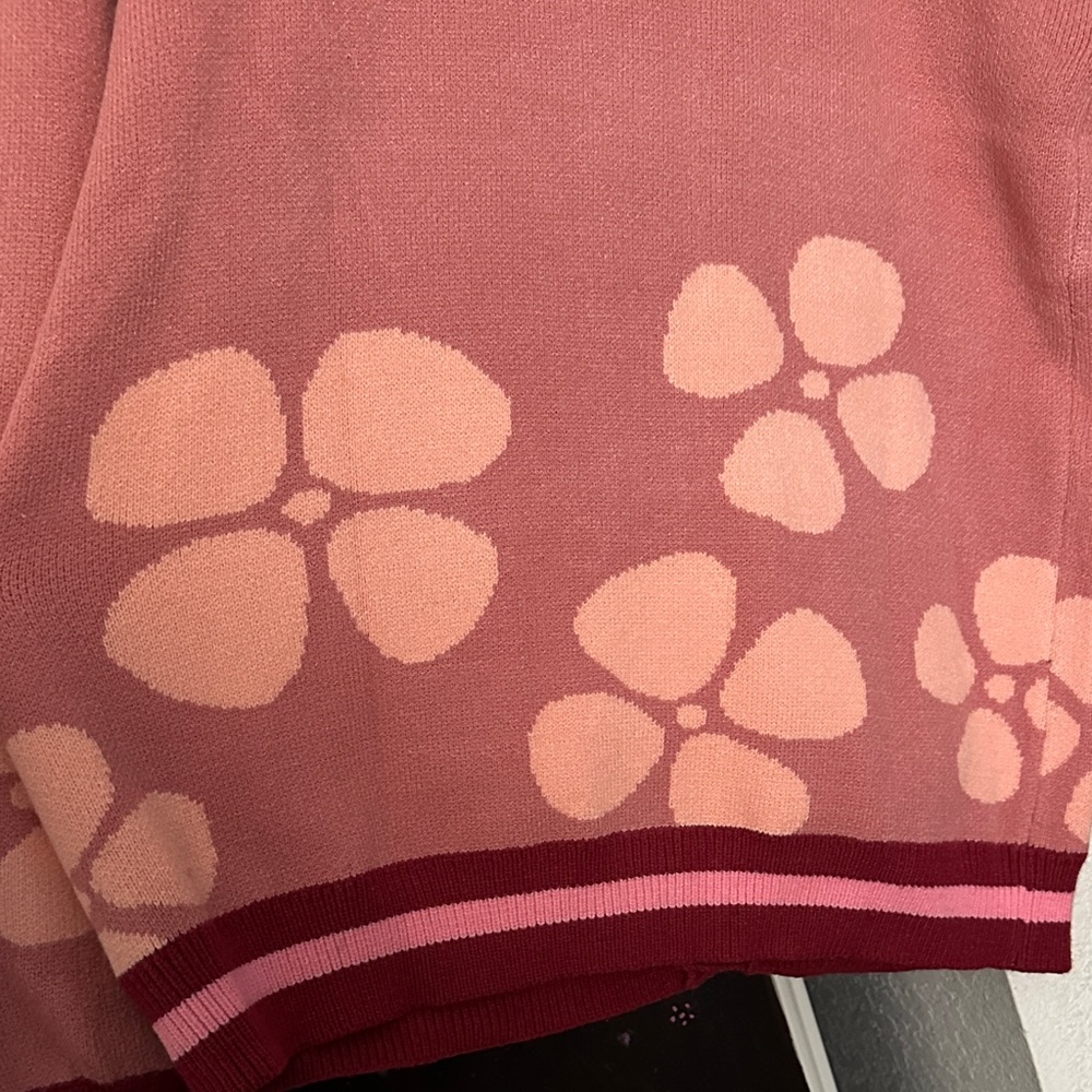 Elegant Floral Cardigan in Pink and Burgundy - Picture 3 of 4